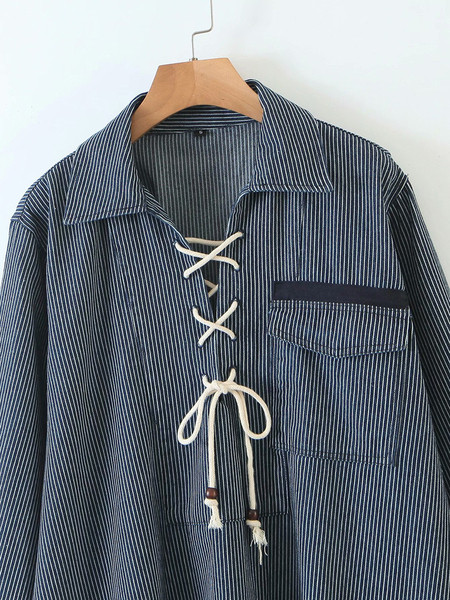 Széles és hosszú ing nyakkendővel