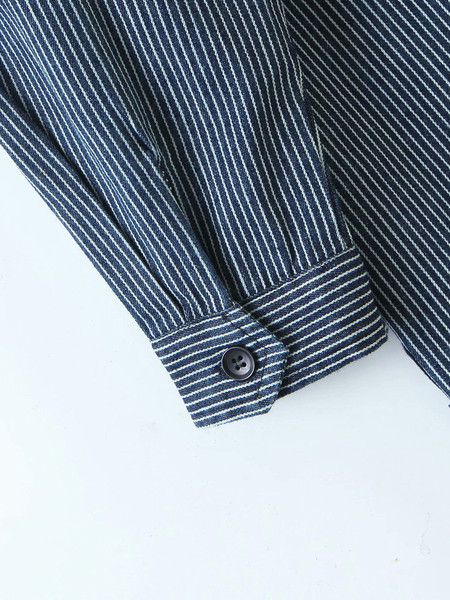 Széles és hosszú ing nyakkendővel