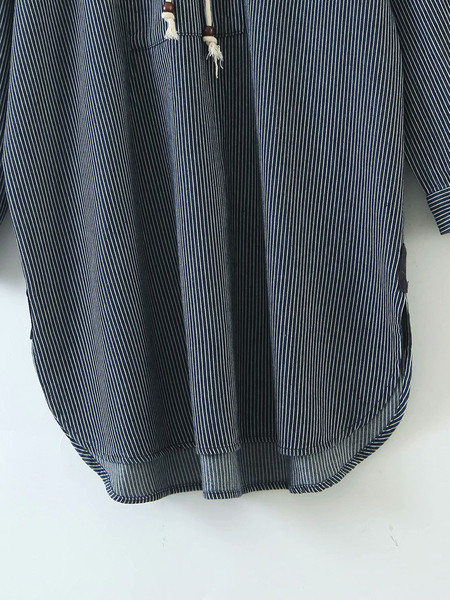 Széles és hosszú ing nyakkendővel