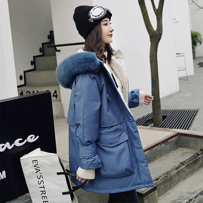 Modern női kabát elasztikus derékkal és lefelé a kapucnival