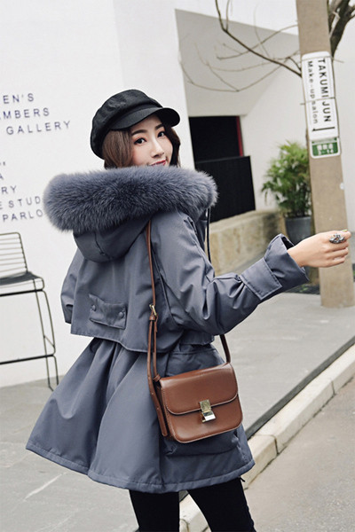 Modern női kabát elasztikus derékkal és lefelé a kapucnival