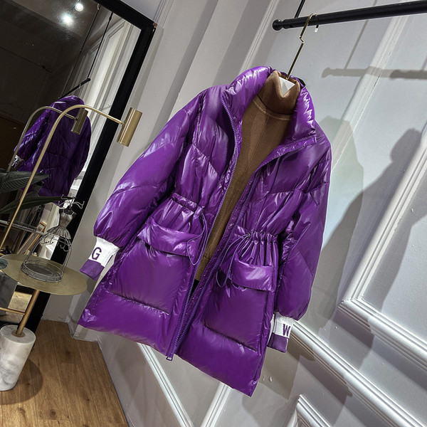 Női téli kabát elasztikus derékkal és zsebekkel