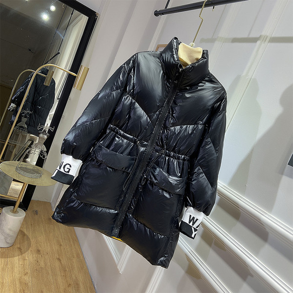 Női téli kabát elasztikus derékkal és zsebekkel