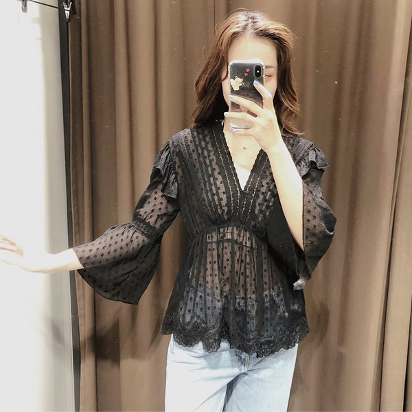 Naiste lõikes spitsikaelusega tüllsärk