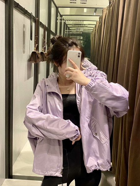 Rövid tavaszi-őszi kabát kapucnival