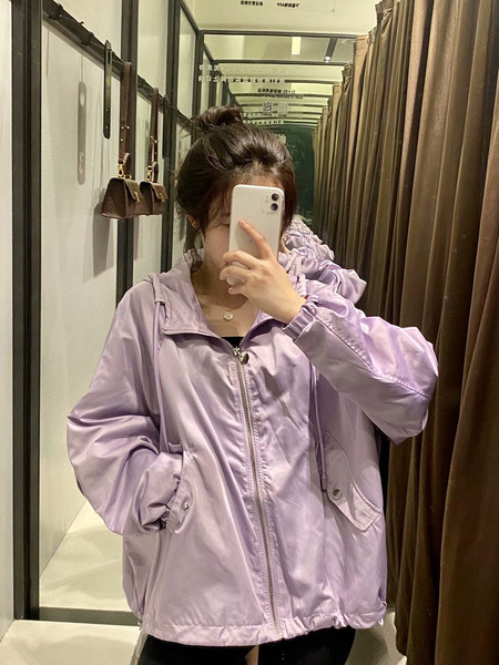 Rövid tavaszi-őszi kabát kapucnival