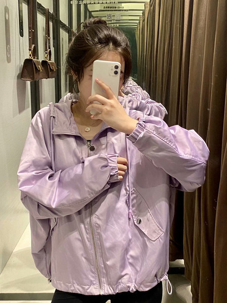 Rövid tavaszi-őszi kabát kapucnival