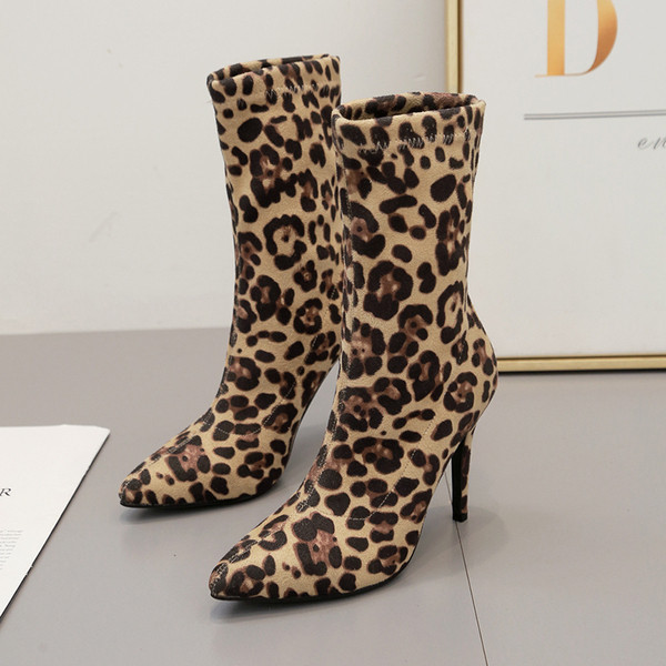 Vékony sarkú, leopárdmintás női csizma