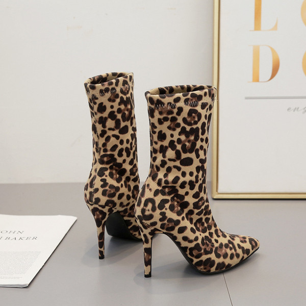 Vékony sarkú, leopárdmintás női csizma