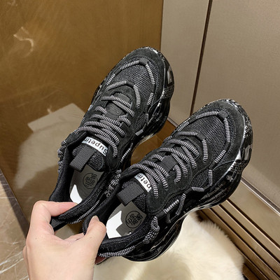 Alkalmi női tornacipő magas talppal és fűzővel