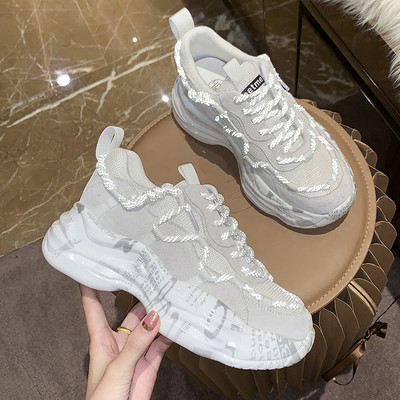 Alkalmi női tornacipő magas talppal és fűzővel