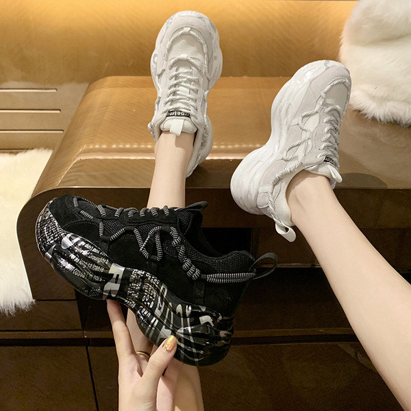 Alkalmi női tornacipő magas talppal és fűzővel