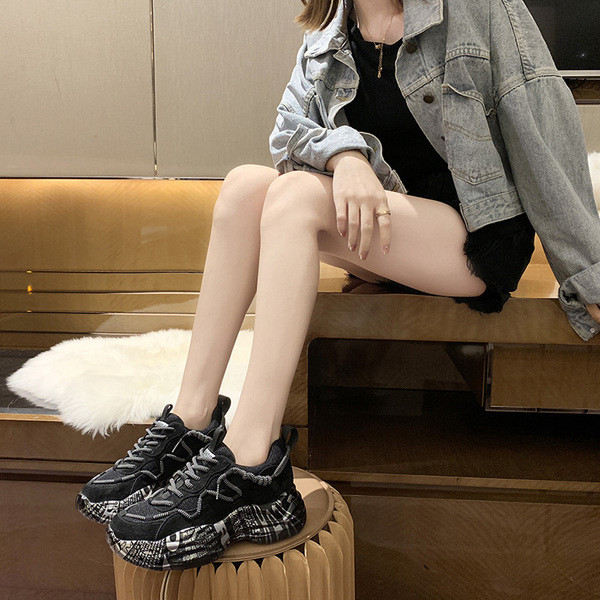 Alkalmi női tornacipő magas talppal és fűzővel