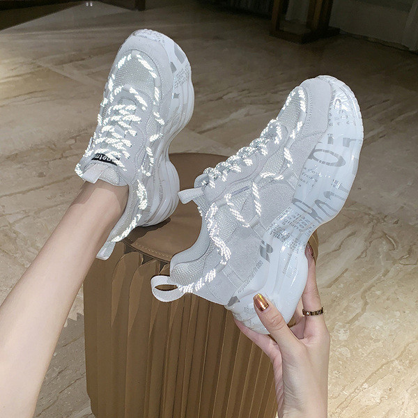 Alkalmi női tornacipő magas talppal és fűzővel