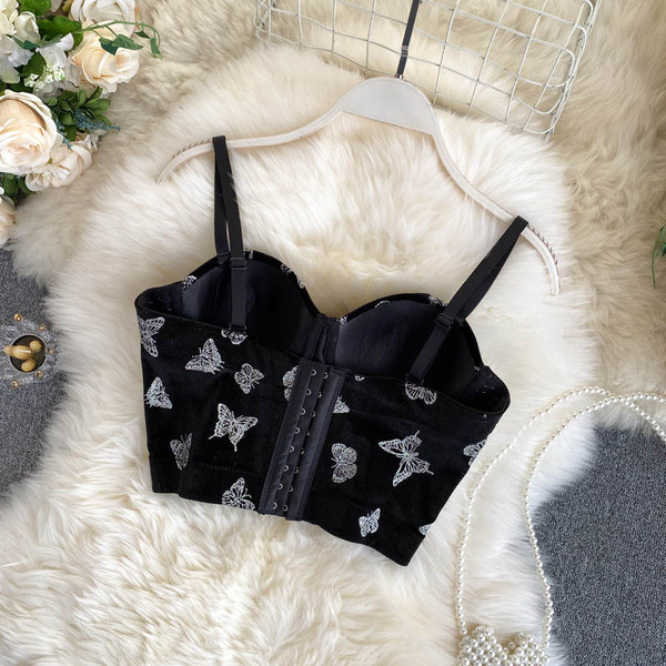 Modern női mellszoba pillangós hímzéssel