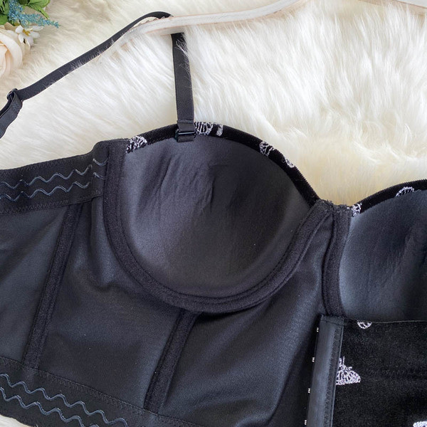 Modern női mellszoba pillangós hímzéssel