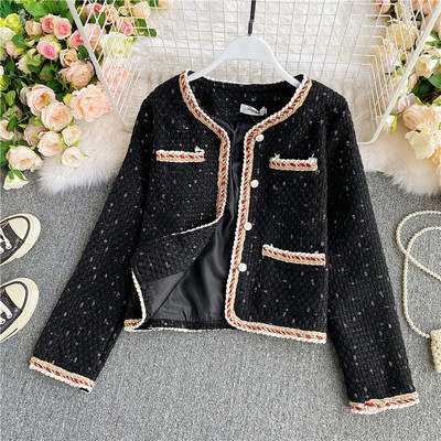 Lühike naiste mantel taskute ja nööpidega