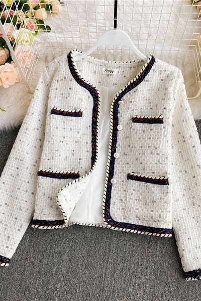 Lühike naiste mantel taskute ja nööpidega