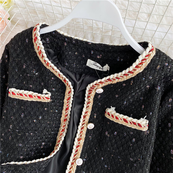 Lühike naiste mantel taskute ja nööpidega