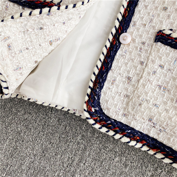 Lühike naiste mantel taskute ja nööpidega