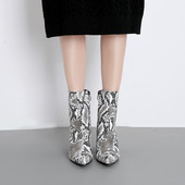 Aktuális, vastag sarkú, állatmintás női csizma