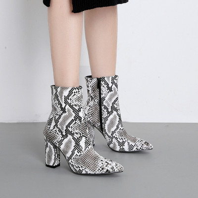 Aktuális, vastag sarkú, állatmintás női csizma