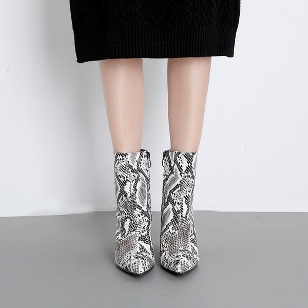 Aktuális, vastag sarkú, állatmintás női csizma