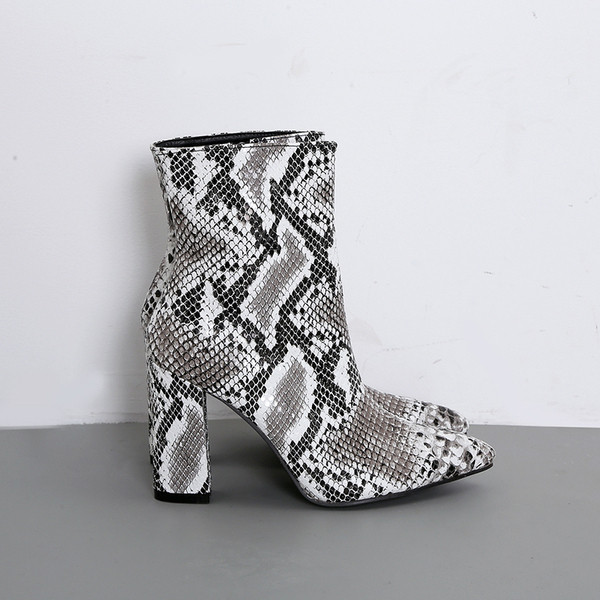 Aktuális, vastag sarkú, állatmintás női csizma