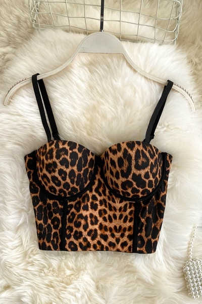 Modern női mellszobor leopárdmintával