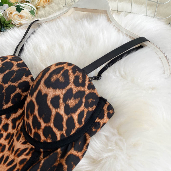 Modern női mellszobor leopárdmintával