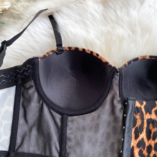 Modern női mellszobor leopárdmintával