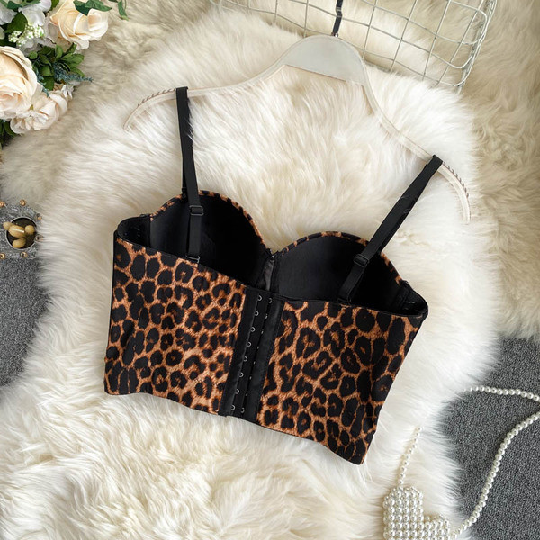 Modern női mellszobor leopárdmintával