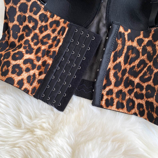 Modern női mellszobor leopárdmintával