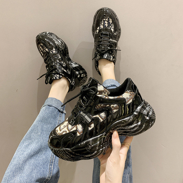 Musta kõrge talla ja paeltega naiste tossud