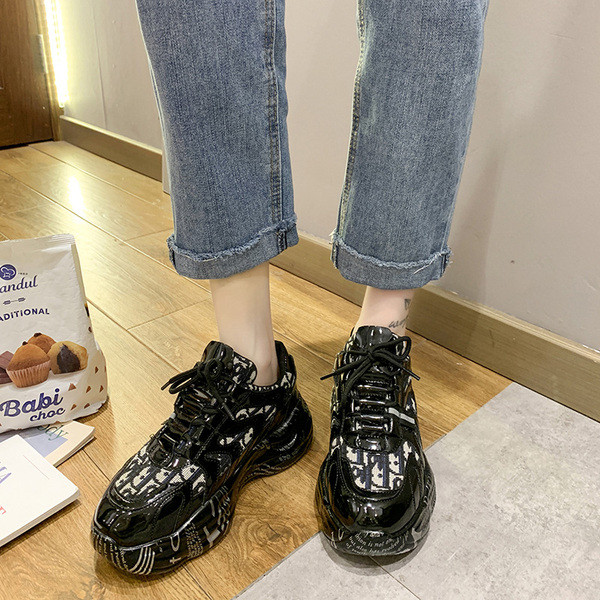 Musta kõrge talla ja paeltega naiste tossud