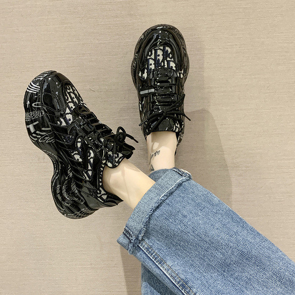 Musta kõrge talla ja paeltega naiste tossud