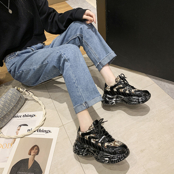 Musta kõrge talla ja paeltega naiste tossud