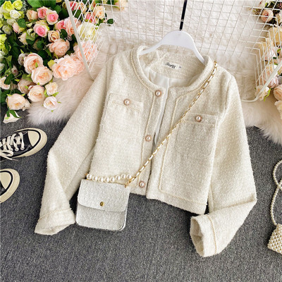 Stílusos női rövid kabát gyöngyökkel és zsebekkel