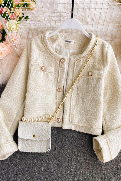 Stílusos női rövid kabát gyöngyökkel és zsebekkel