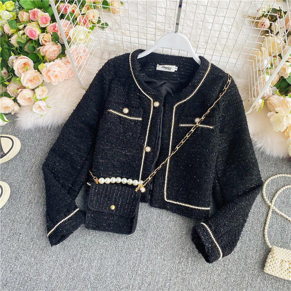 Stílusos női rövid kabát gyöngyökkel és zsebekkel