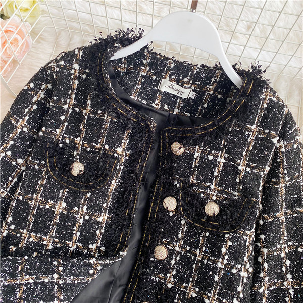 Kockás női rövid kabát fém gombokkal