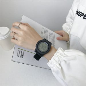 Napi elektronikus női karóra kerek formában