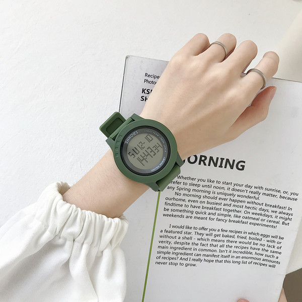 Napi elektronikus női karóra kerek formában