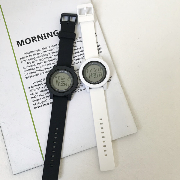 Napi elektronikus női karóra kerek formában