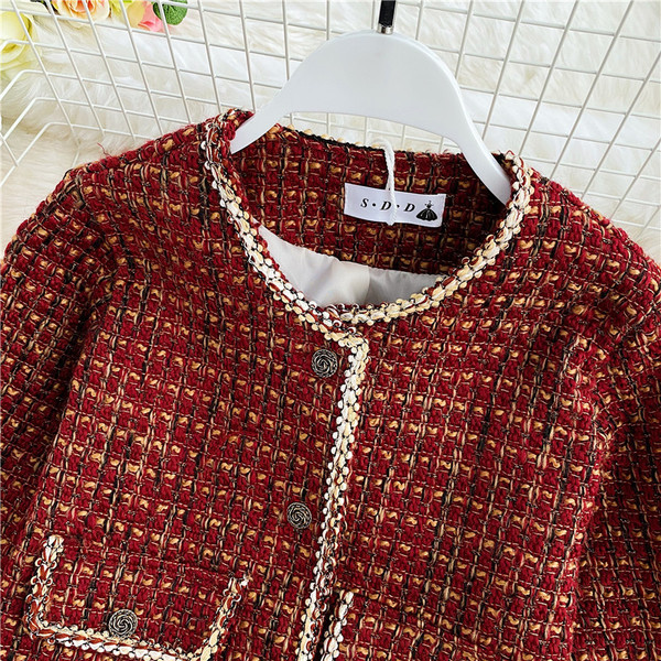 Kockás női rövid kabát piros gombokkal