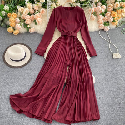 Női overál redőzött alsó és övvel