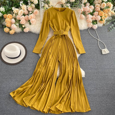 Női overál redőzött alsó és övvel