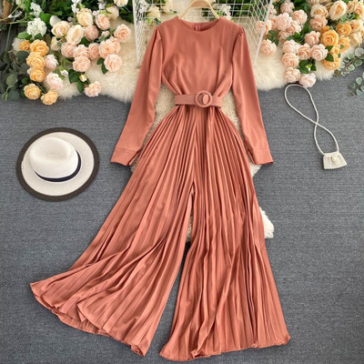 Női overál redőzött alsó és övvel