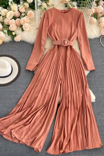 Női overál redőzött alsó és övvel