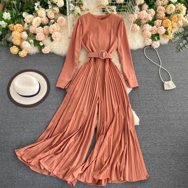 Női overál redőzött alsó és övvel